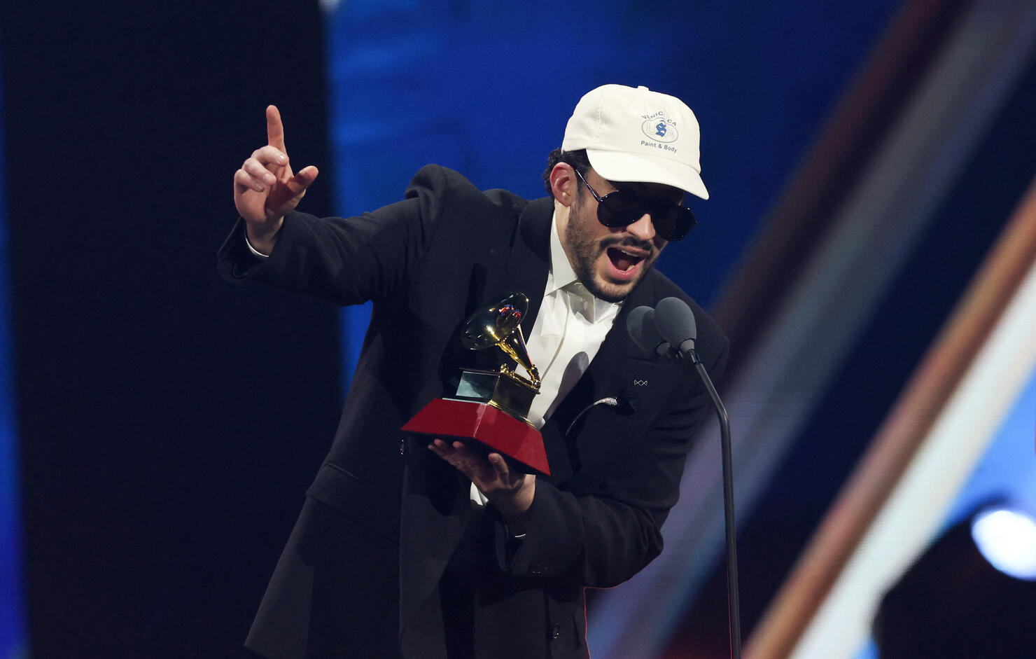 TOPSHOT-US-ENTERTAINMENT-LATIN GRAMMYS-SHOW-STAGE-MUSIC-AWARD-CELEBRITY