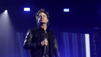 When Pat Monahan Jumps On Stage To Sing "Drops of Jupiter" With You