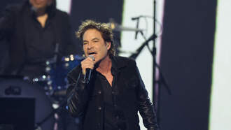 WATCH: When Pat Monahan Jumps On Stage To Sing "Drops of Jupiter" With You