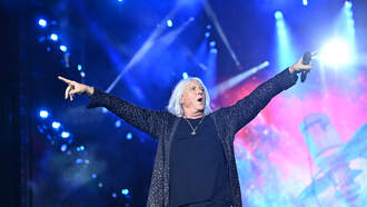 Paul and Al - Def Leppard and BBC Concert Orchestra Perform Live Version of "Hysteria"