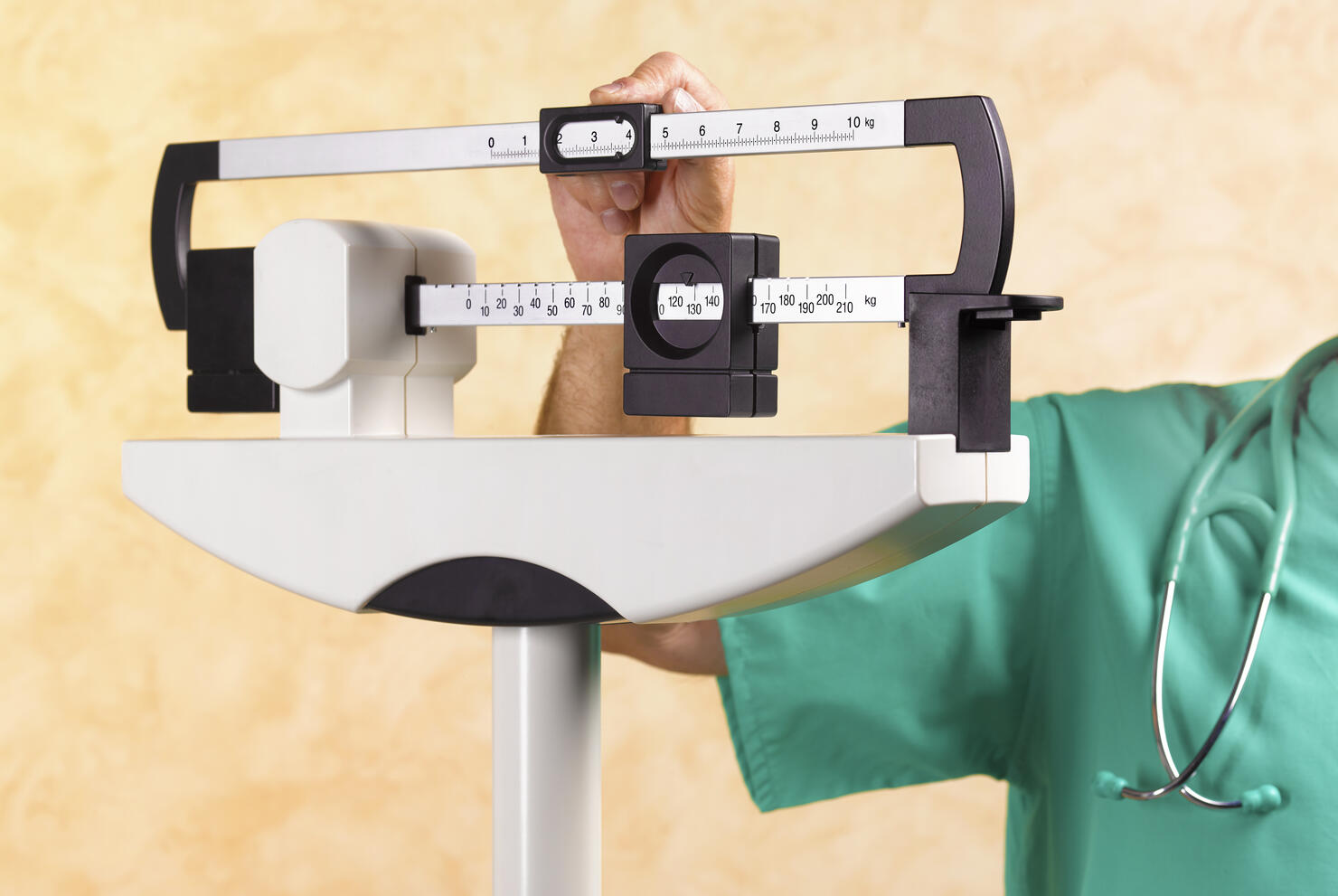 DR WITH OVERWEIGHT PATIENT ON MEDICAL SCALES