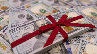 DDG: CEO Spreads Holiday Joy By Giving Away $35K To Random Shoppers