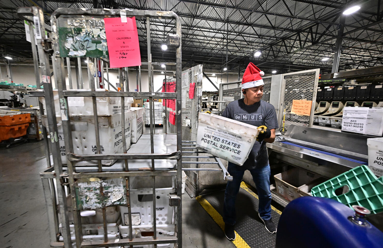 US-HOLIDAY-MAIL-SHIPPING