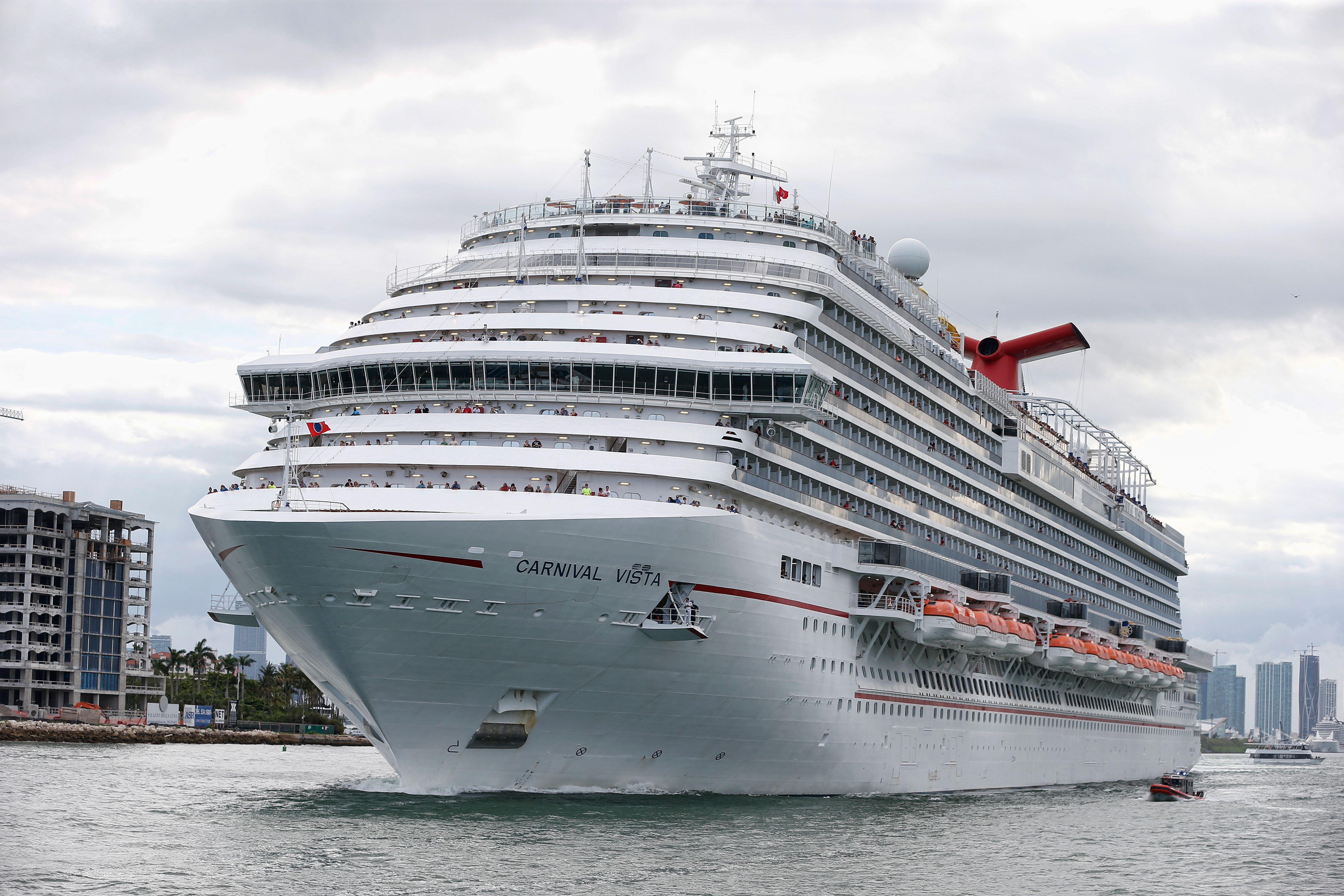 3 Things You Must See: Woman Scratches Foot Fungus With Fork on Cruise
