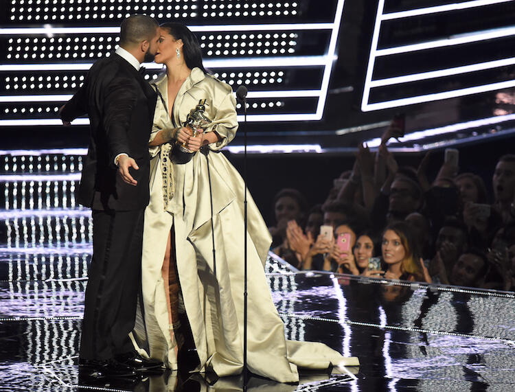 NEW YORK, NY - AUGUST 28:  Drake presents Rihanna with the The Video Vanguard Award during the 2016 MTV Video Music Awards at Madison Square Garden on August 28, 2016 in New York City.  (Photo by Michael Loccisano/Getty Images)