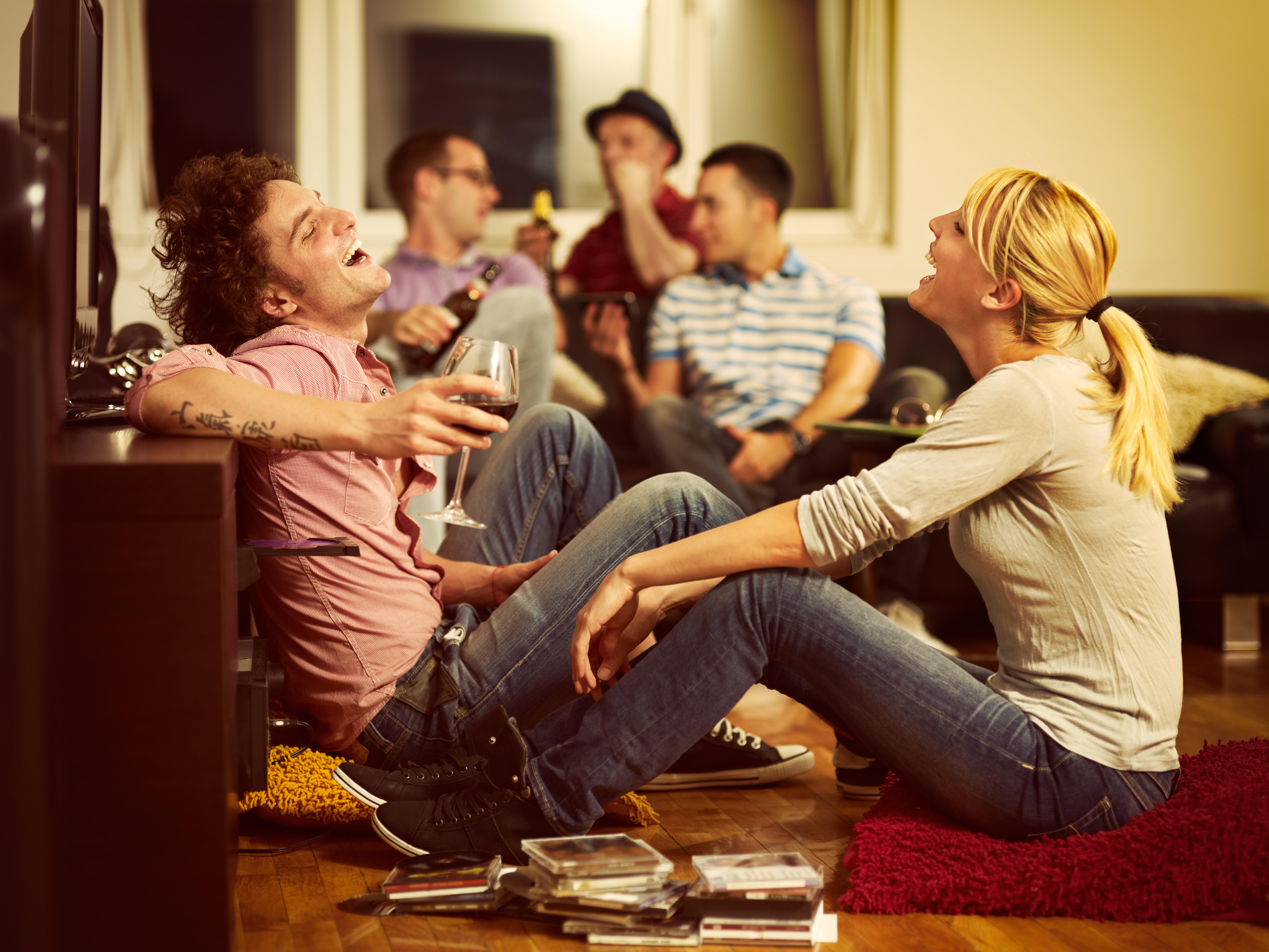 Sing home. Компания друзей дома. Человек смотрит телевизор. Друзья смотрят телевизор. Дружеская тусовка.