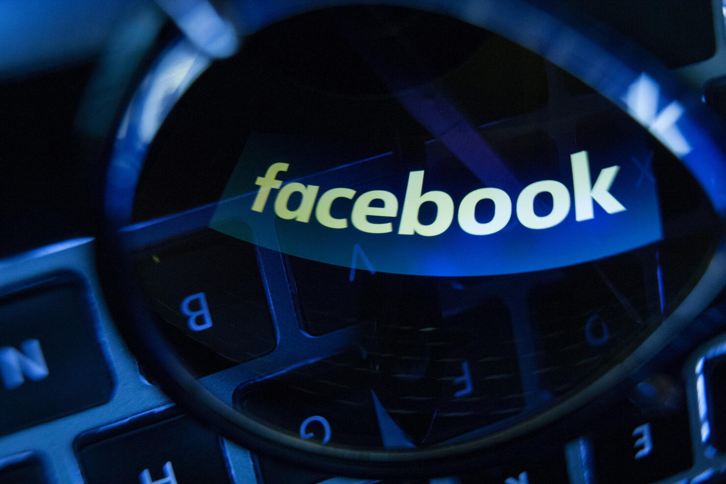 Facebook manipulates it's timeline, former employees say