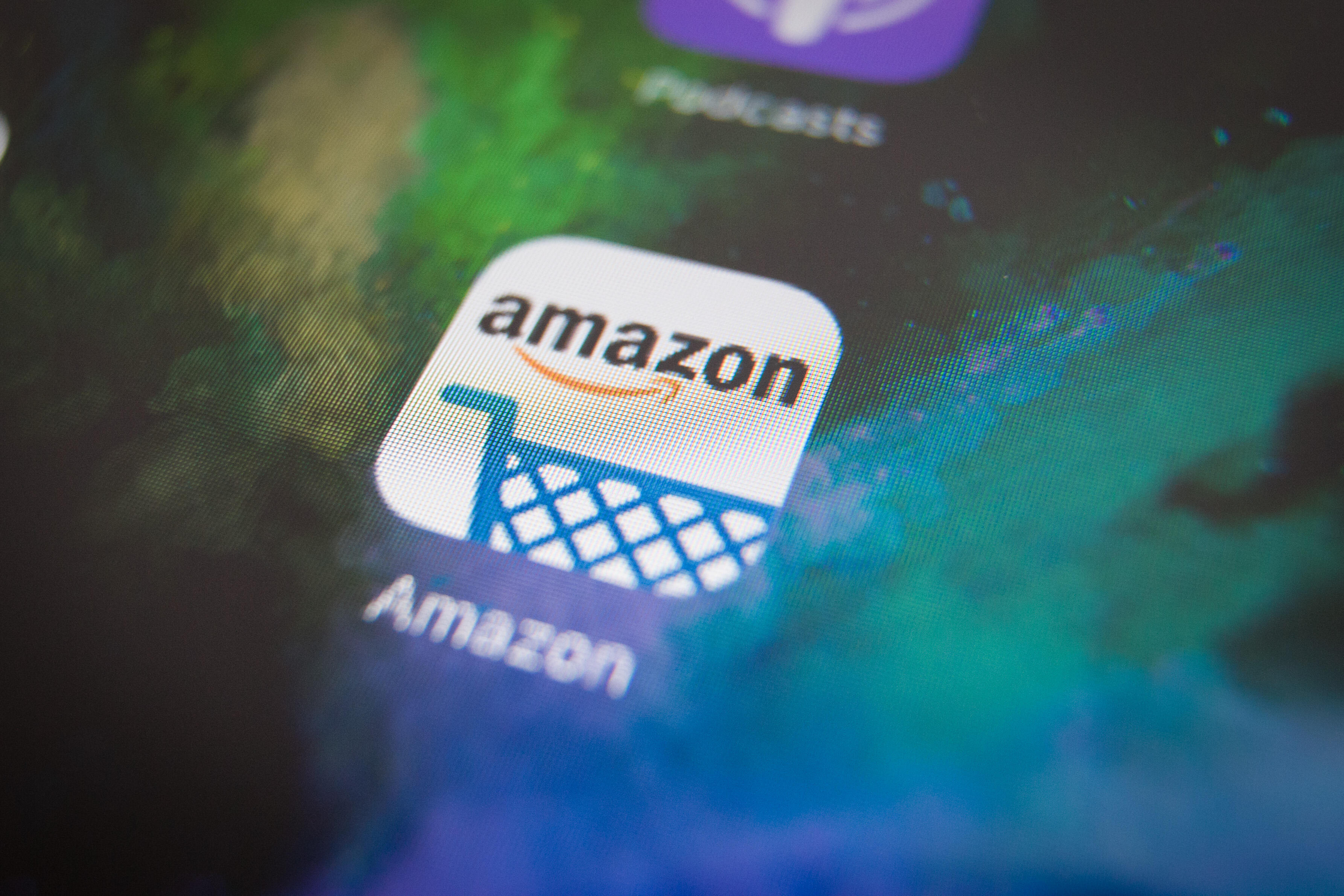 Reports in The Netherlands indicate that consumers spent 17 percent more to date at online shops against the same period last year. Especially clothing shops have suffered from consumers buying their fashion online instead of physical shops.  Bydgoszcz, P