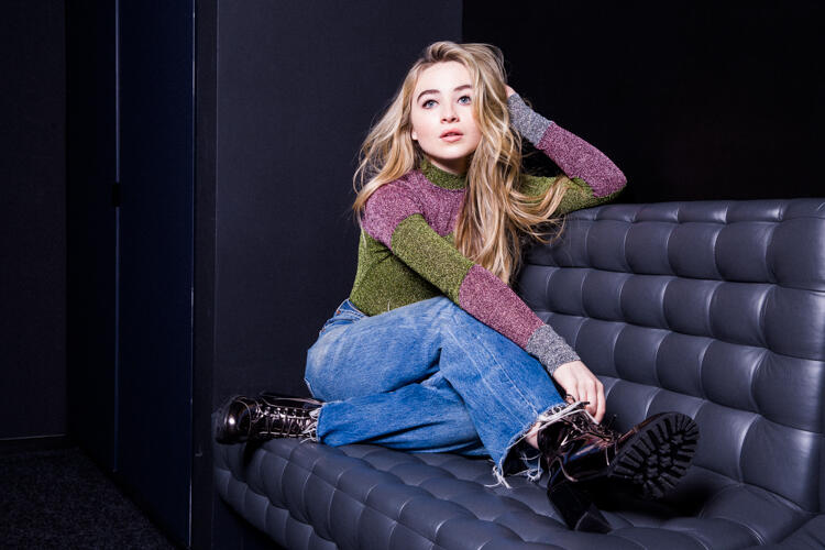 Resultado de imagem para Sabrina Carpenter thumbs