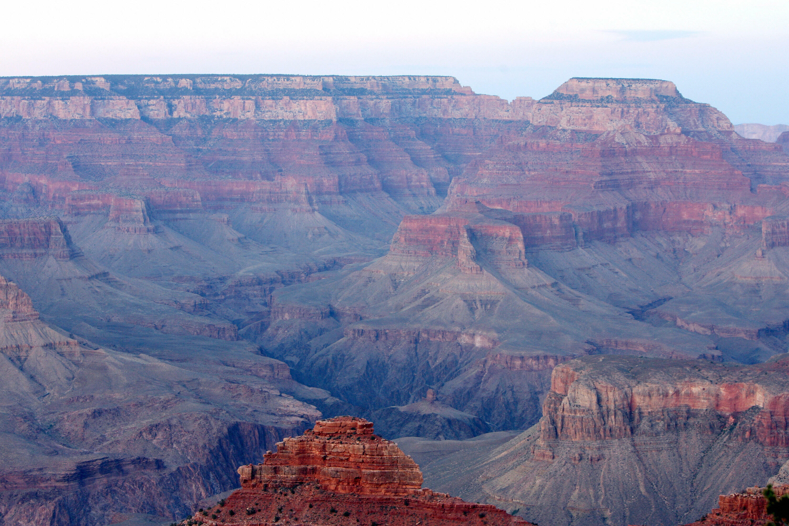 Grand Canyon, UNITED STATES: View of the Grand Cayon, Arizona, 05 April 2007. The Canyon, created by the Colorado River cutting a channel over millions of years, is about 277 miles long (445.7kms), ranges in width from 0.25 to 15 miles (0.4-24kms), and at