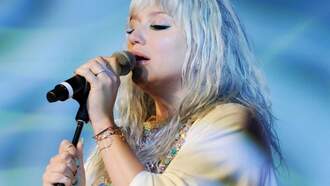 Kesha Breaks Down In Tears During Debut Performance Of 'Woman'