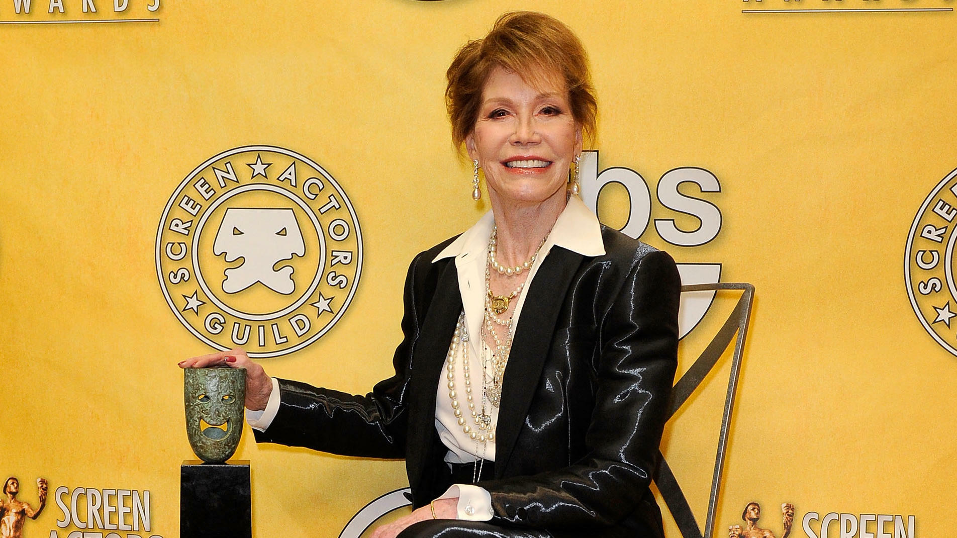 LOS ANGELES, CA - JANUARY 29:  Actress Mary Tyler Moore poses with her Life Achievement Award from the Screen Actors Guild backstage at the 18th Annual Screen Actors Guild Awards at The Shrine Auditorium on January 29, 2012 in Los Angeles, California.  (P