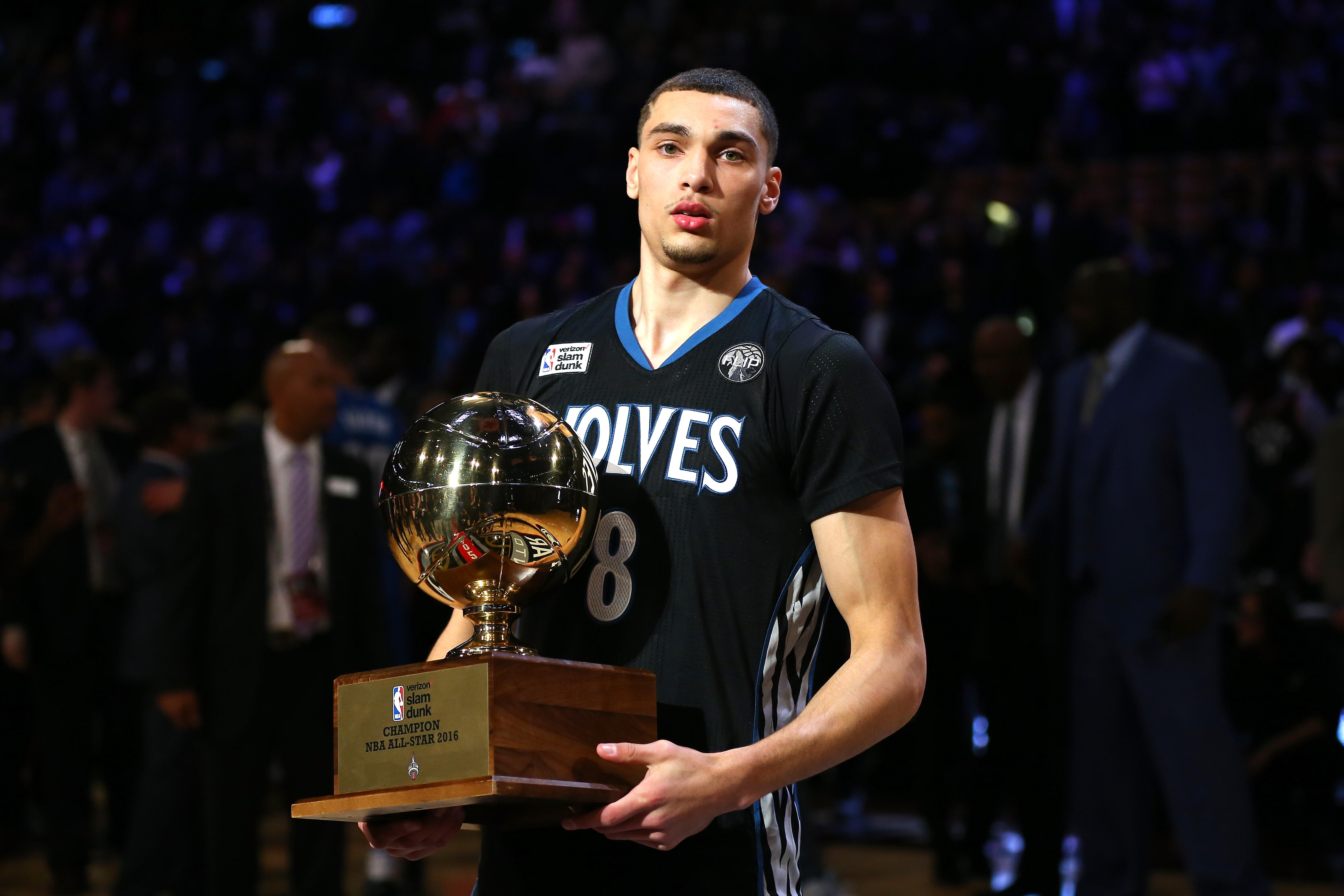 Minnesota's Zach LaVine wins dunk contest again