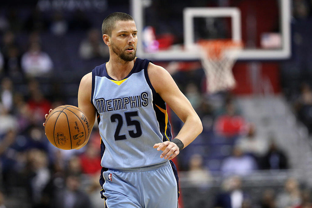 WASHINGTON, DC - JANUARY 18: Chandler Parsons #25 of the Memphis Grizzlies dribbles the ball against the Washington Wizards at Verizon Center on January 18, 2017 in Washington, DC. NOTE TO USER: User expressly acknowledges and agrees that, by downloading and or using this photograph, User is consenting to the terms and conditions of the Getty Images License Agreement.  (Photo by Rob Carr/Getty Images)