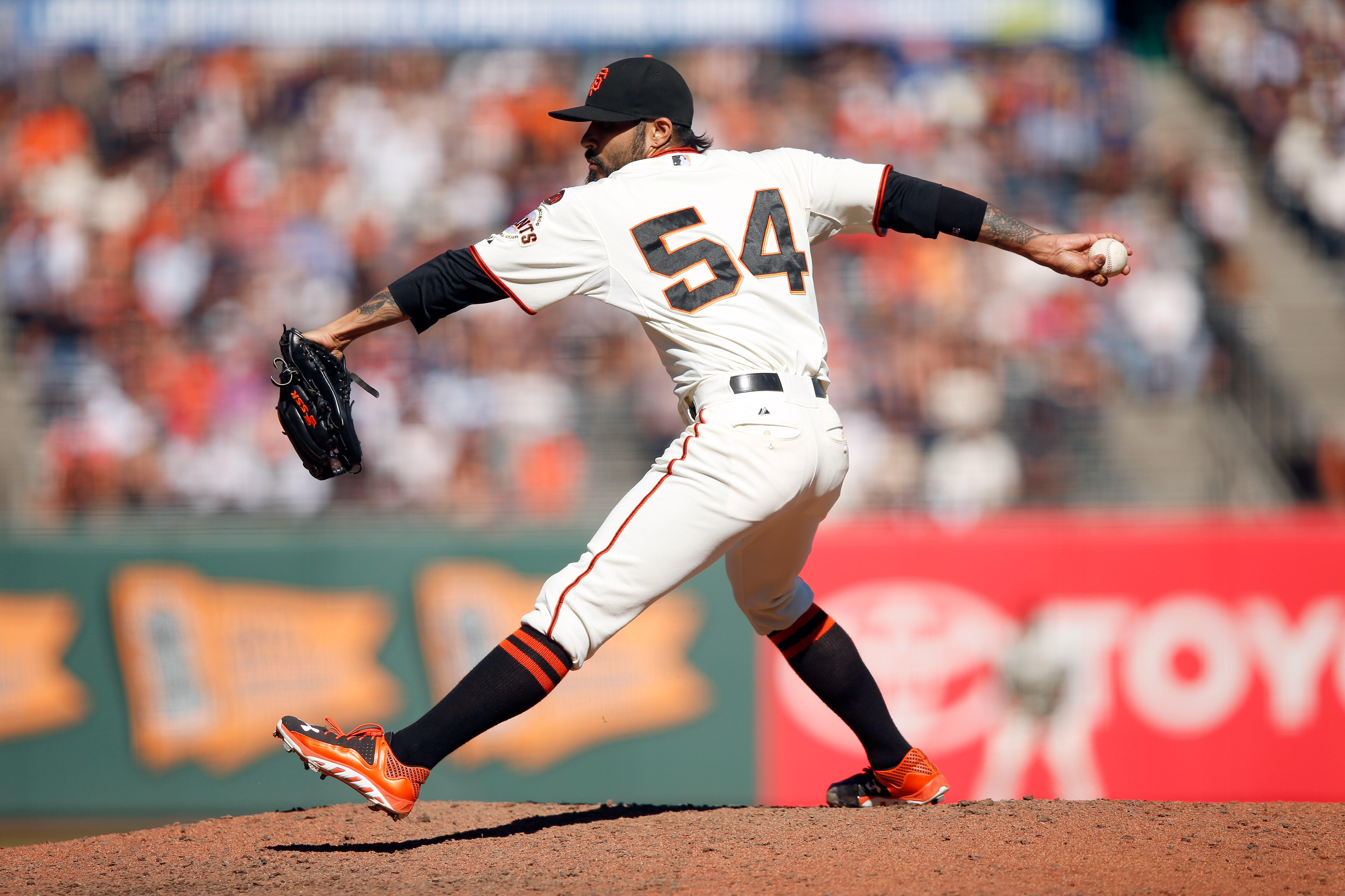 SAN FRANCISCO, CA - OCTOBER 01:  Sergio Romo #54 of the San Francisco Giants pitches against the Los Angeles Dodgers at AT&T Park on October 1, 2015 in San Francisco, California.  (Photo by Ezra Shaw/Getty Images)