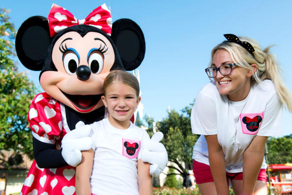 LAKE BUENA VISTA, FL - AUGUST 14:  In this handout photo provided by Disney Parks, actress and country music artist Jamie Lynn Spears poses with her six-year-old daughter Maddie and Minnie Mouse in front of Cinderella Castle at the Magic Kingdom park Augu