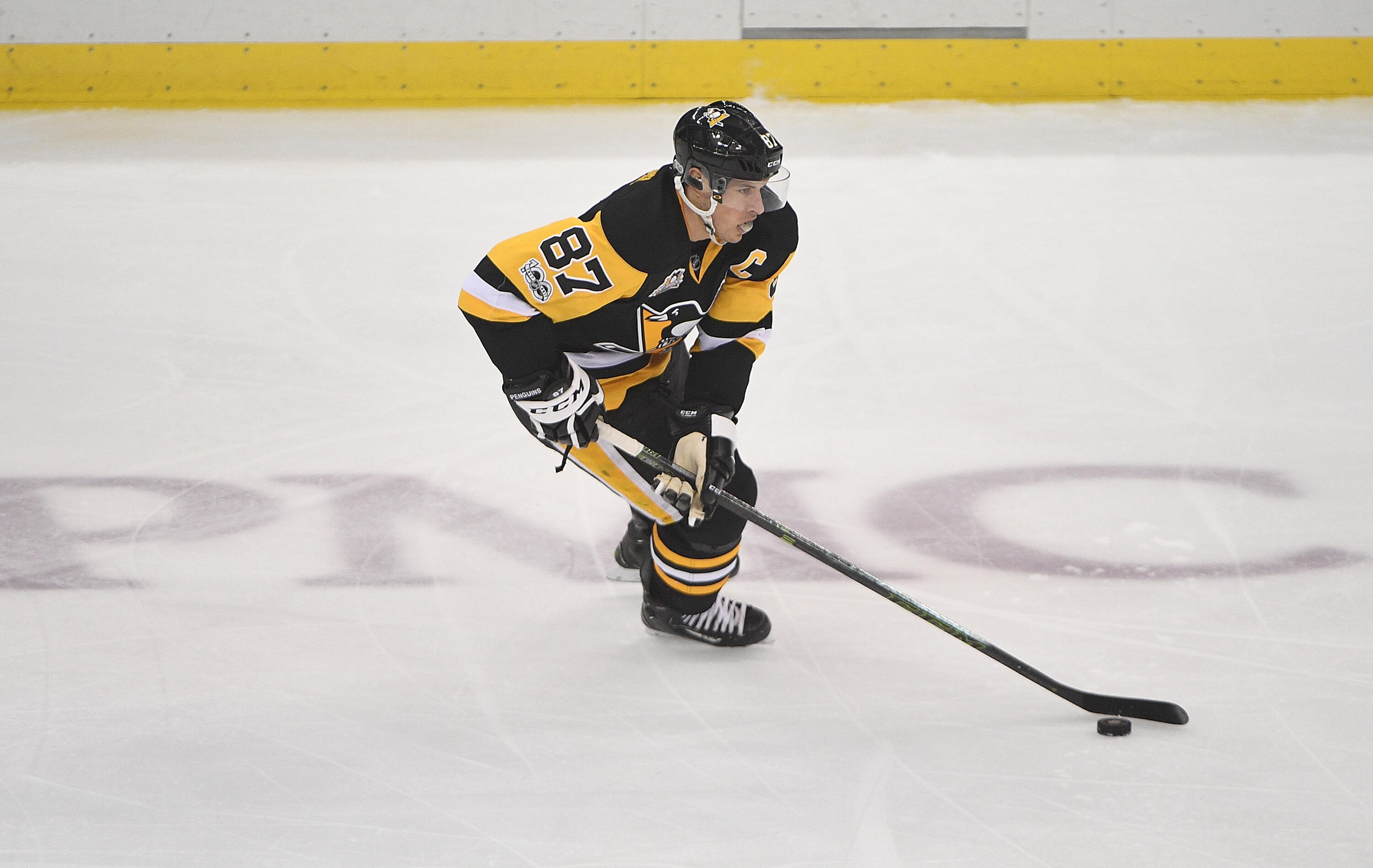 PITTSBURGH, PA - FEBRUARY 16:  Sidney Crosby #87 of the Pittsburgh Penguins skates the puck up ice in the first period during the game against the Winnipeg Jets at PPG PAINTS Arena on February 16, 2017 in Pittsburgh, Pennsylvania. (Photo by Justin Berl/Ge