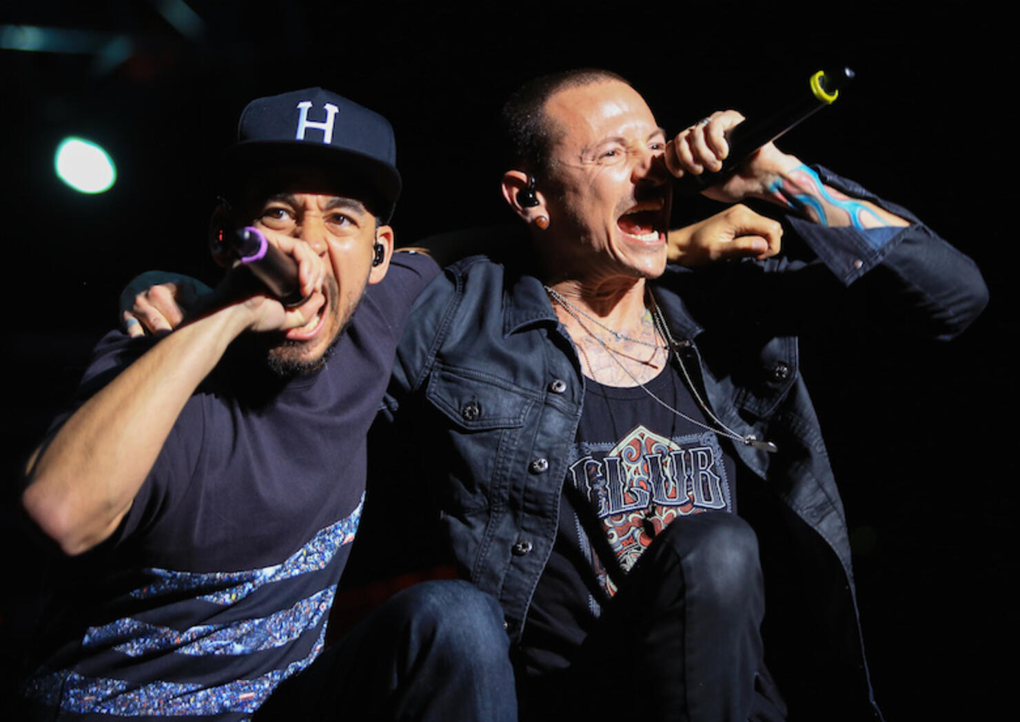 Mike Shinoda and Chester Bennington Singing Live in Concert