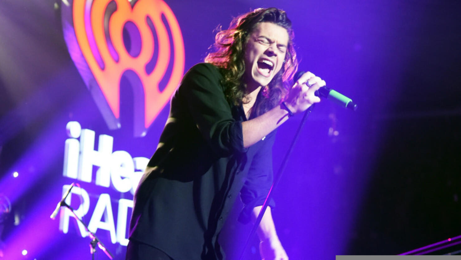 Harry Styles Sister Calls Out Fake Twitter Account Impersonating Singer |  iHeart