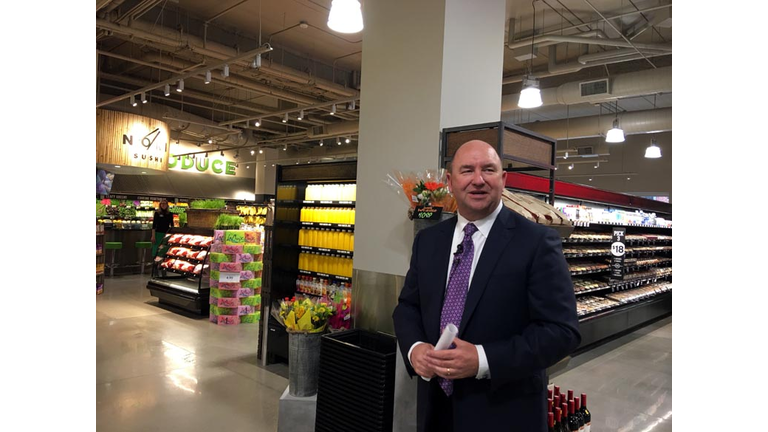 HyVee CEO Randy Edeker at downtown grand opening 1 year ago.  Photo by Wendy Wilde