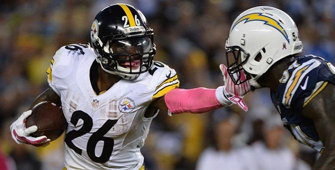 SAN DIEGO, CA - OCTOBER 12:  Running back Le'Veon Bell #26 of the Pittsburgh Steelers is pursued by outside linebacker Tourek Williams #58 of the San Diego Chargers at Qualcomm Stadium on October 12, 2015 in San Diego, California.  (Photo by Donald Mirall