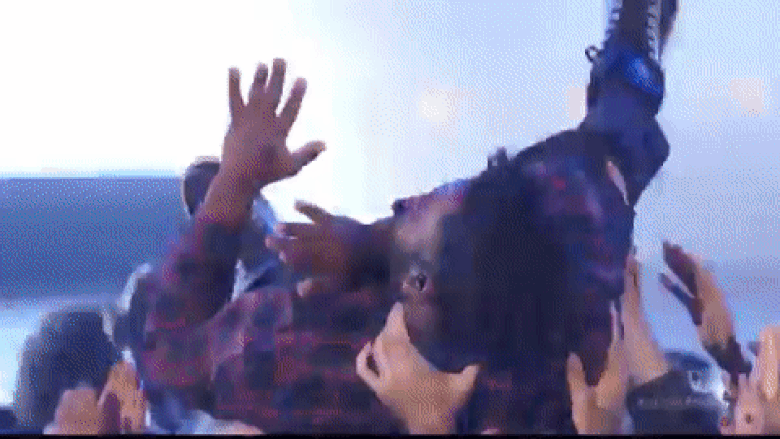 Jason Derulo Crowd Surfing