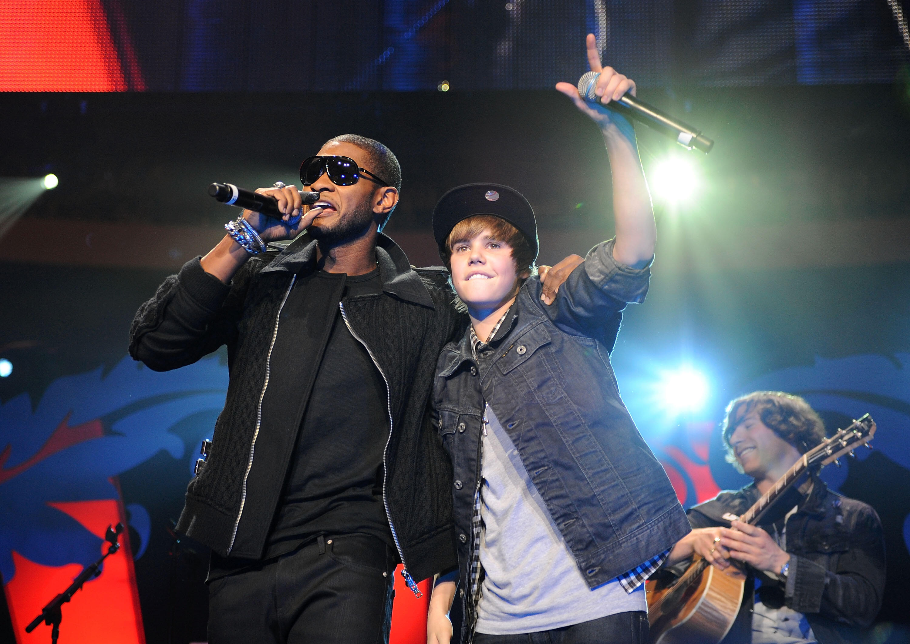 NEW YORK - DECEMBER 11:  Usher and Justin Bieber perform onstage during Z100's Jingle Ball 2009 at Madison Square Garden on December 11, 2009 in New York City.  (Photo by Bryan Bedder/Getty Images)