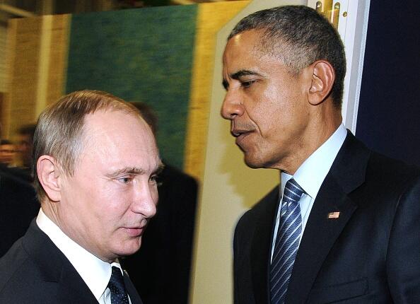 Russian President Vladimir Putin (L) meets with US President Barack Obama on the sidelines of the UN conference on climate change - COP21, on November 30, 2015 at Le Bourget, on the outskirts of the French capital Paris. AFP PHOTO / SPUTNIK / MIKHAIL KLIMENTYEV / AFP / SPUTNIK / MIKHAIL KLIMENTYEV        (Photo credit should read MIKHAIL KLIMENTYEV/AFP/Getty Images)