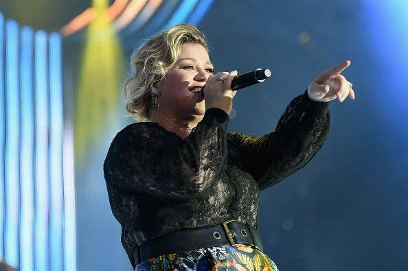 PHOENIX, AZ - MARCH 28:  Singer/songwriter Kelly Clarkson performs onstage during Muhammad Ali's Celebrity Fight Night XXI at the Jw Marriott Phoenix Desert Ridge Resort & Spa on March 28, 2015 in Phoenix, Arizona.  (Photo by Ethan Miller/Getty Images for Celebrity Fight Night)