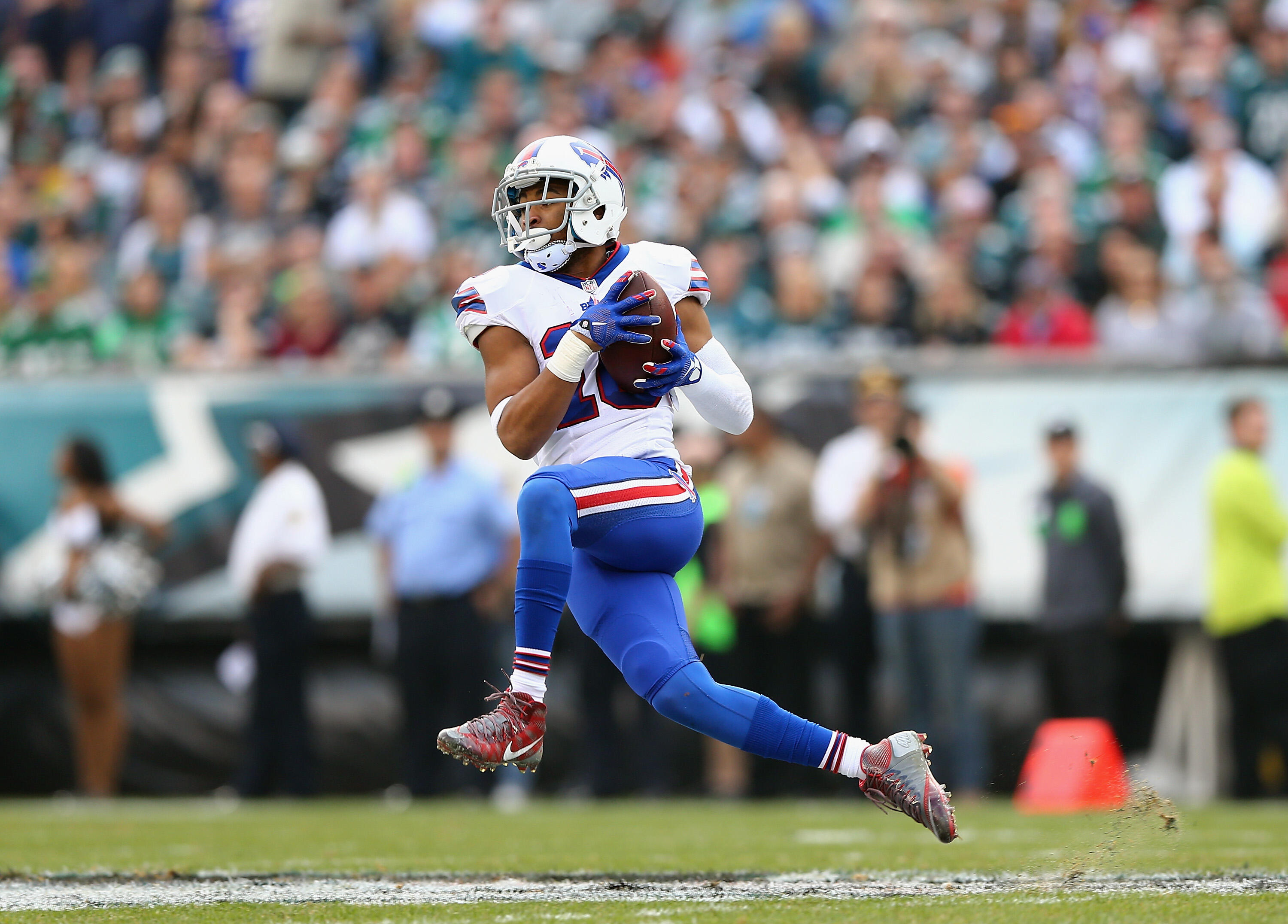 PHILADELPHIA, PA - DECEMBER 13:  Robert Woods #10 of the Buffalo Bills catches the ball against the Philadelphia Eagles during the first quarter at Lincoln Financial Field on December 13, 2015 in Philadelphia, Pennsylvania.  (Photo by Elsa/Getty Images)