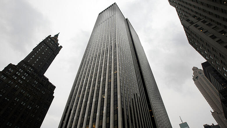 NEW YORK - FEBRUARY 26:  The General Motors Building seen in midtown Manhattan February 26, 2008 in New York City.  The 50-story skyscraper near Central Park is up for sale and could fetch over $3 billion, the highest price ever for a U.S. office building