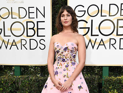BEVERLY HILLS, CA - JANUARY 08:Actress Lola Kirke  attends the 74th Annual Golden Globe Awards at The Beverly Hilton Hotel on January 8, 2017 in Beverly Hills, California.  (Photo by Frazer Harrison/Getty Images)
