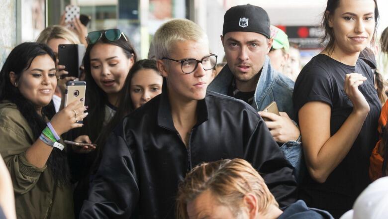 Justin Bieber Asks Fans To Let Him Eat Lunch In Peace Stop Acting 