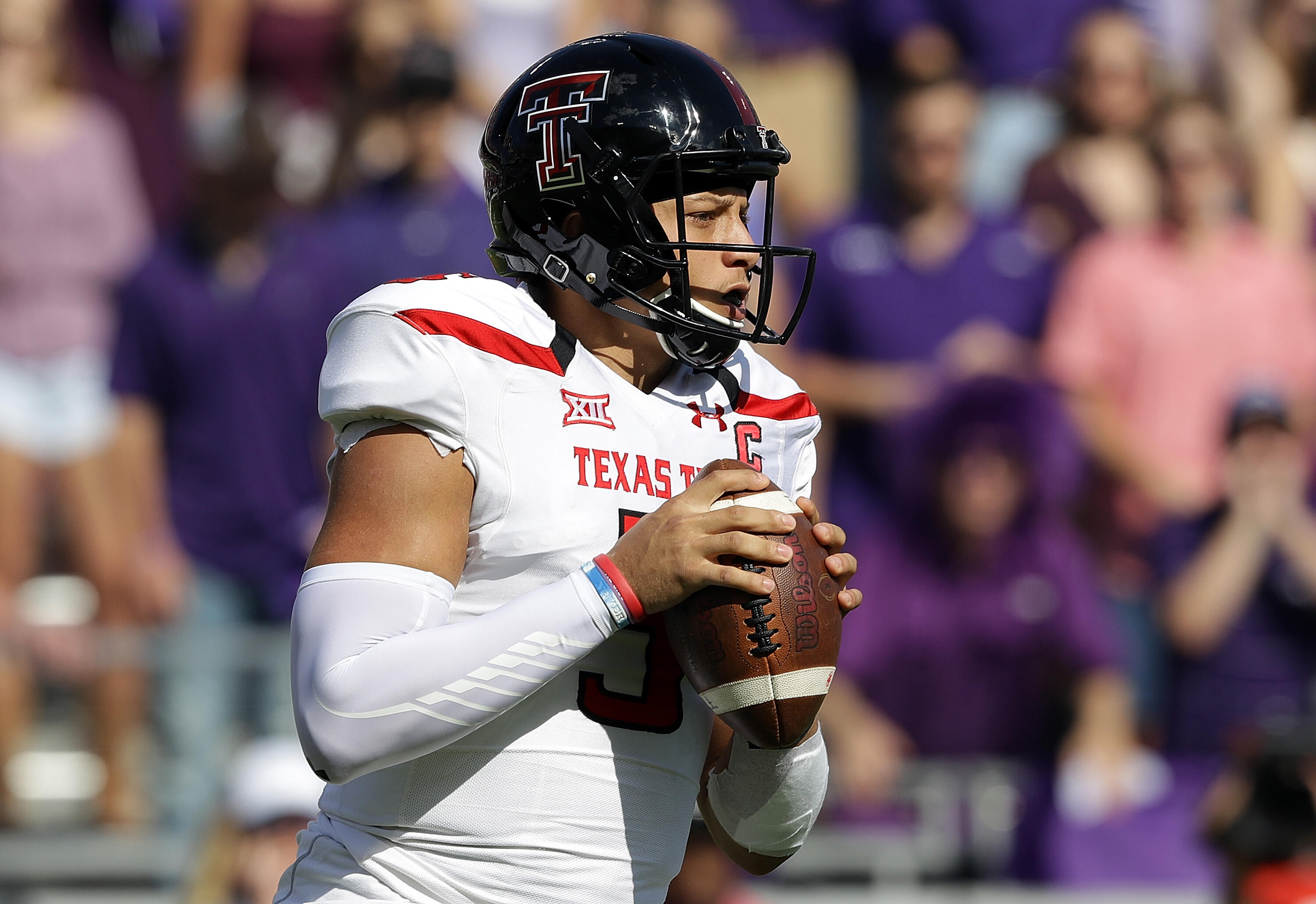 FORT WORTH, TX - OCTOBER 29:  Patrick Mahomes II #5 of the Texas Tech Red Raiders throws against the TCU Horned Frogs in the first half at Amon G. Carter Stadium on October 29, 2016 in Fort Worth, Texas.  (Photo by Ronald Martinez/Getty Images)