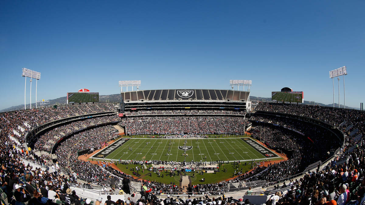 Raiders back in talks with Coliseum Authority to play last home games in  Oakland