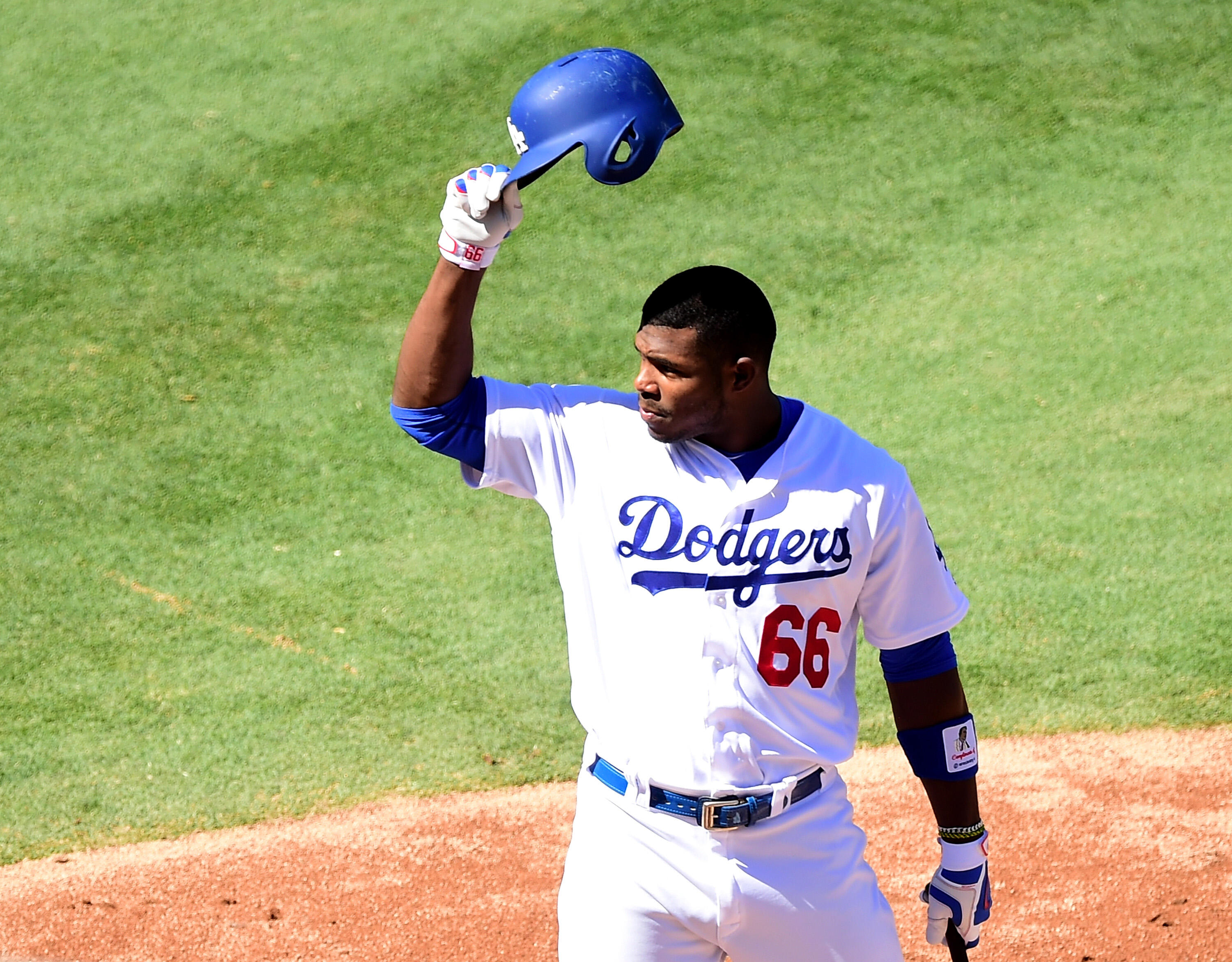 LOS ANGELES, CA - SEPTEMBER 25:  Yasiel Puig #66 of the Los Angeles Dodgers tips his hat to Vin Scully as he announces his final home game for the Dodgers during the first inning against the Colorado Rockies at Dodger Stadium on September 25, 2016 in Los 
