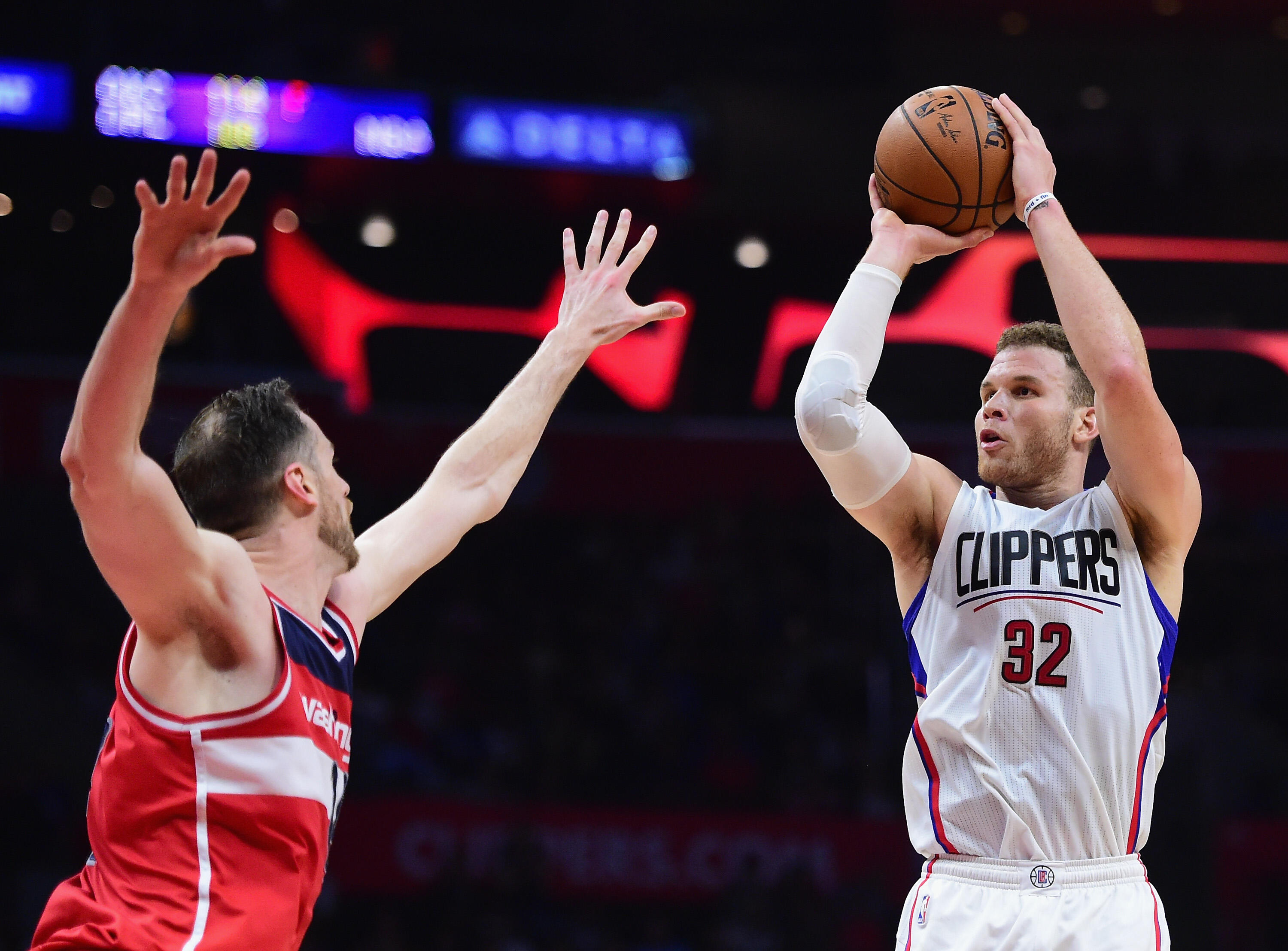 LOS ANGELES, CA - MARCH 29:  Blake Griffin #32 of the LA Clippers scores on a jumper in front of Jason Smith #14 of the Washington Wizards during a 133-124 Clipper win at Staples Center on March 29, 2017 in Los Angeles, California.  NOTE TO USER: User exp
