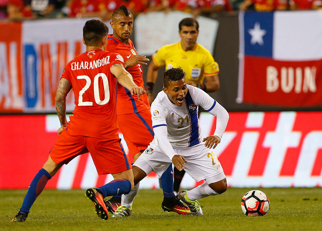 PHILADELPHIA, PA - JUNE 14: Amilcar Henriquez #21 of Panama attempts to move the ball past Charles Aranguiz #20 and Arturo Vidal #8 of Chile in the second half during the 2016 Copa America Centenario Group D match at Lincoln Financial Field on June 14, 2016 in Philadelphia, Pennsylvania. Chile won 4-2. (Photo by Rich Schultz/Getty Images)