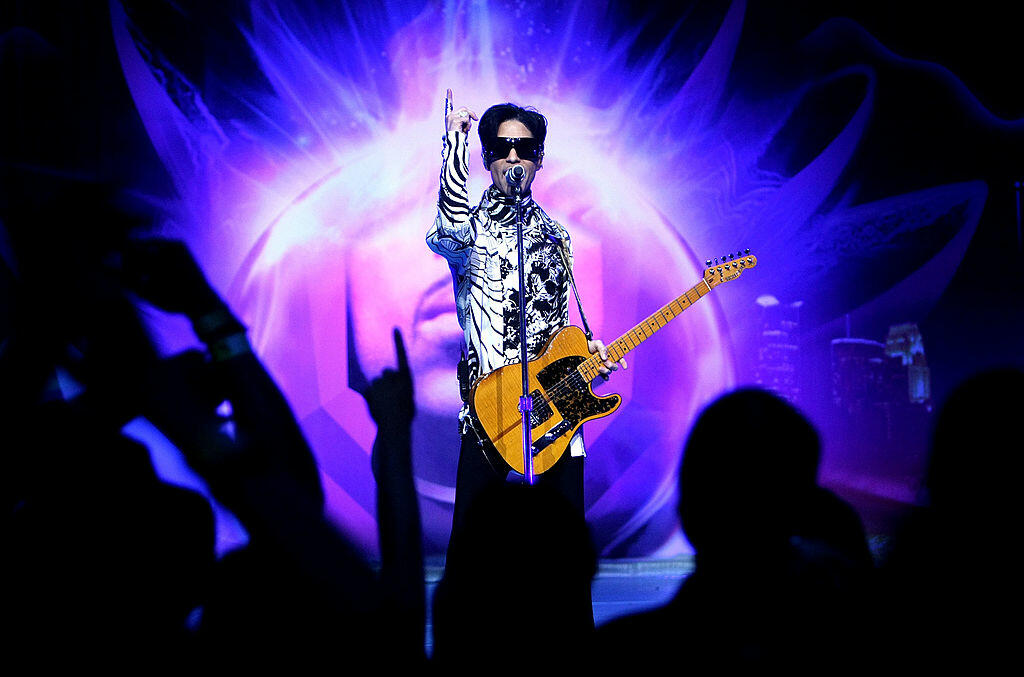 LOS ANGELES, CA - MARCH 28:  ***EXCLUSIVE***  Musician Prince performs his first of three shows onstage during 