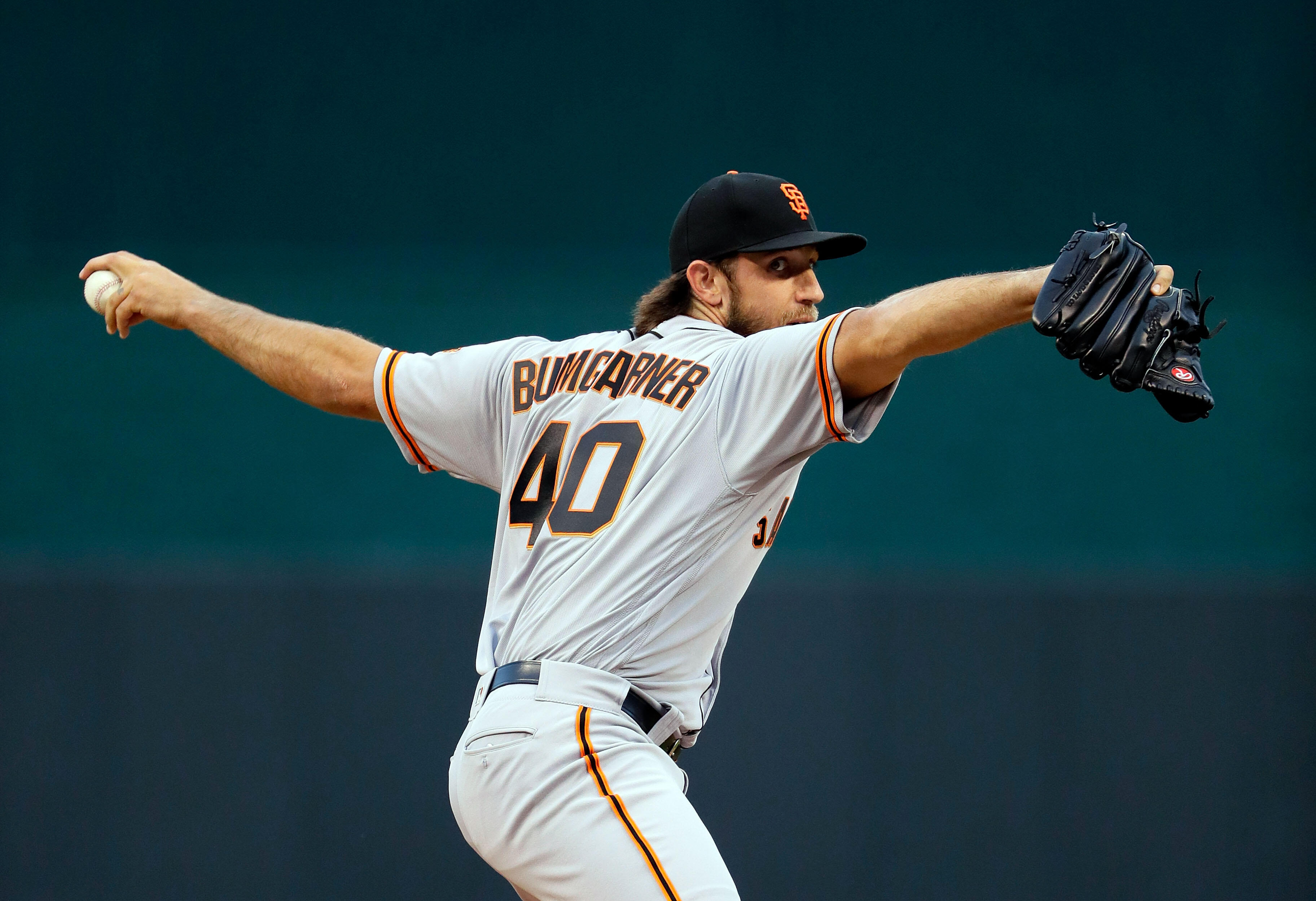 KANSAS CITY, MO - APRIL 19:  Starting pitcher Madison Bumgarner #40 of the San Francisco Giants warms up prior to the game against the Kansas City Royals at Kauffman Stadium on April 19, 2017 in Kansas City, Missouri.  (Photo by Jamie Squire/Getty Images)