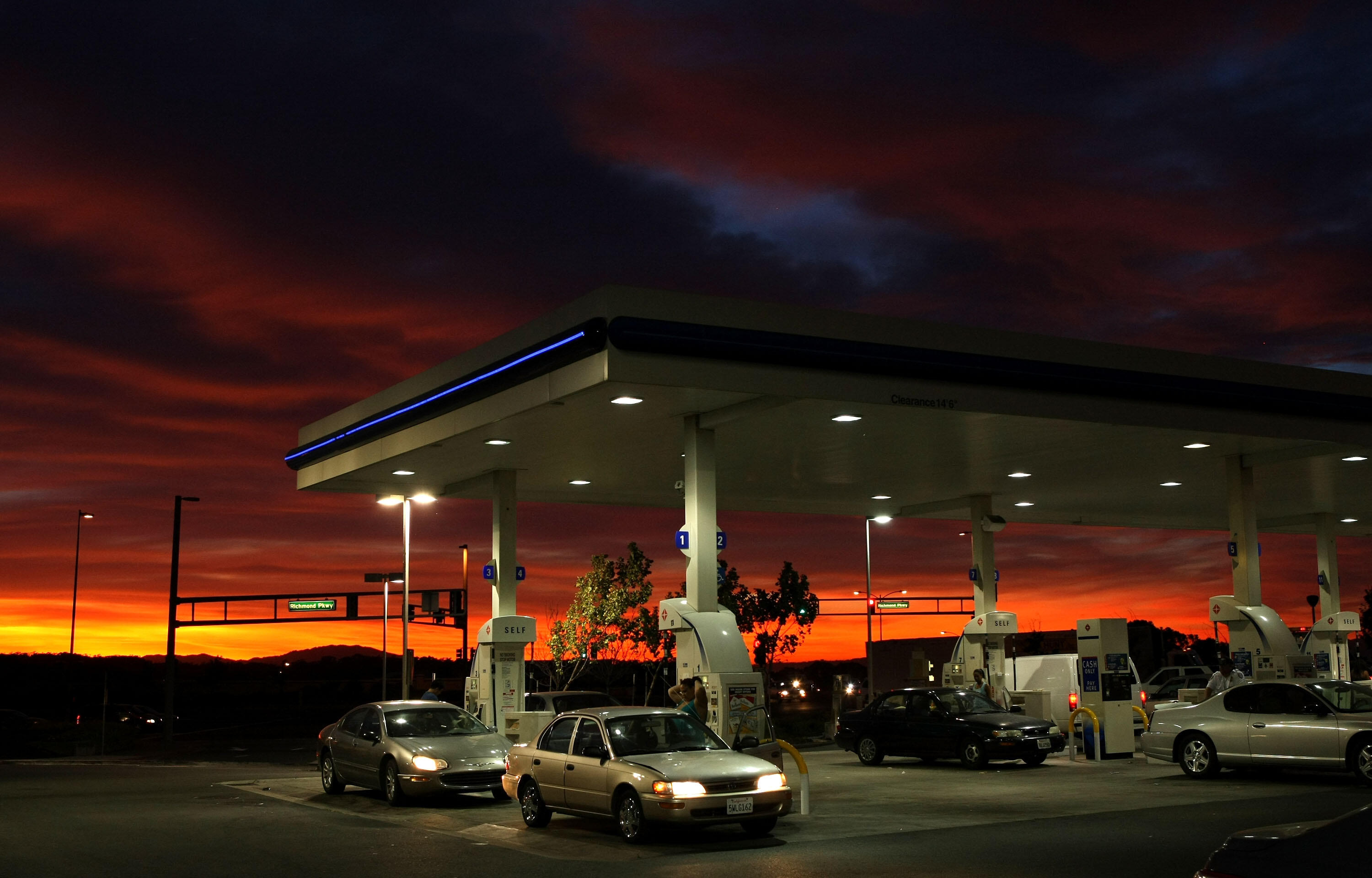 RICHMOND, CA - MAY 14:  Customers pump gas at an Arco gas station May 14, 2008 in Richmond, California. The national average for a gallon of regular gasoline reached $3.758 on Wednesday, a record high. With the summer driving season ahead, anylysts are pr