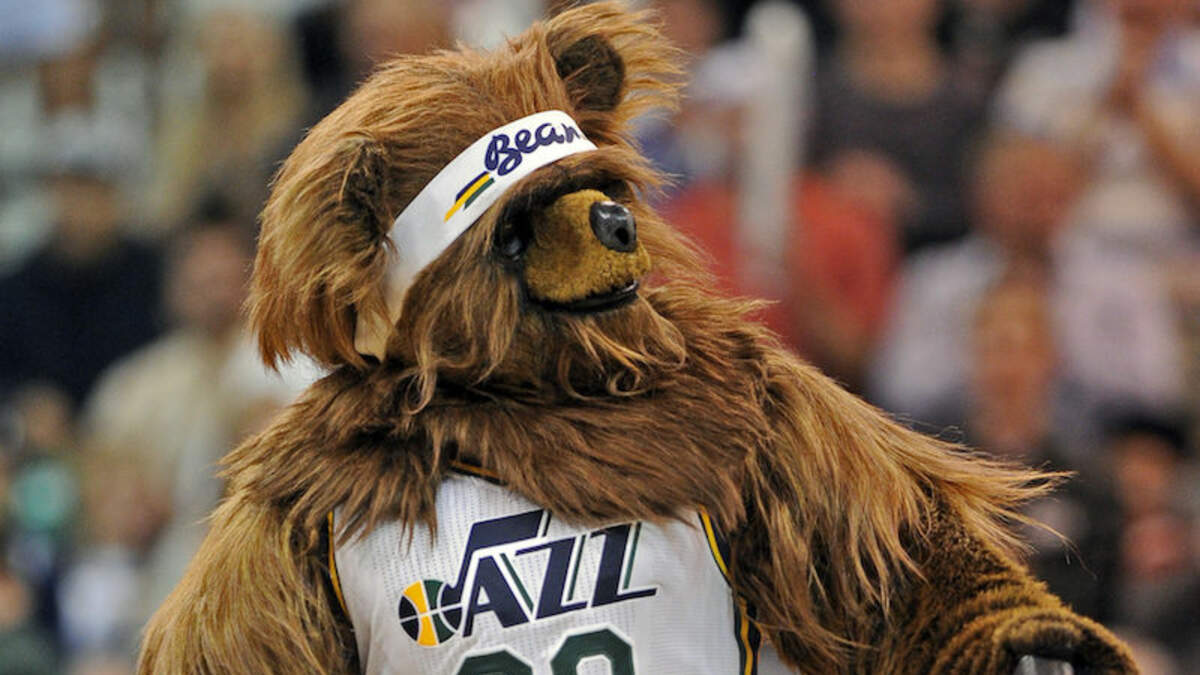 Jazz mascot bulldozes Clippers fan who pushed kid during on-court race