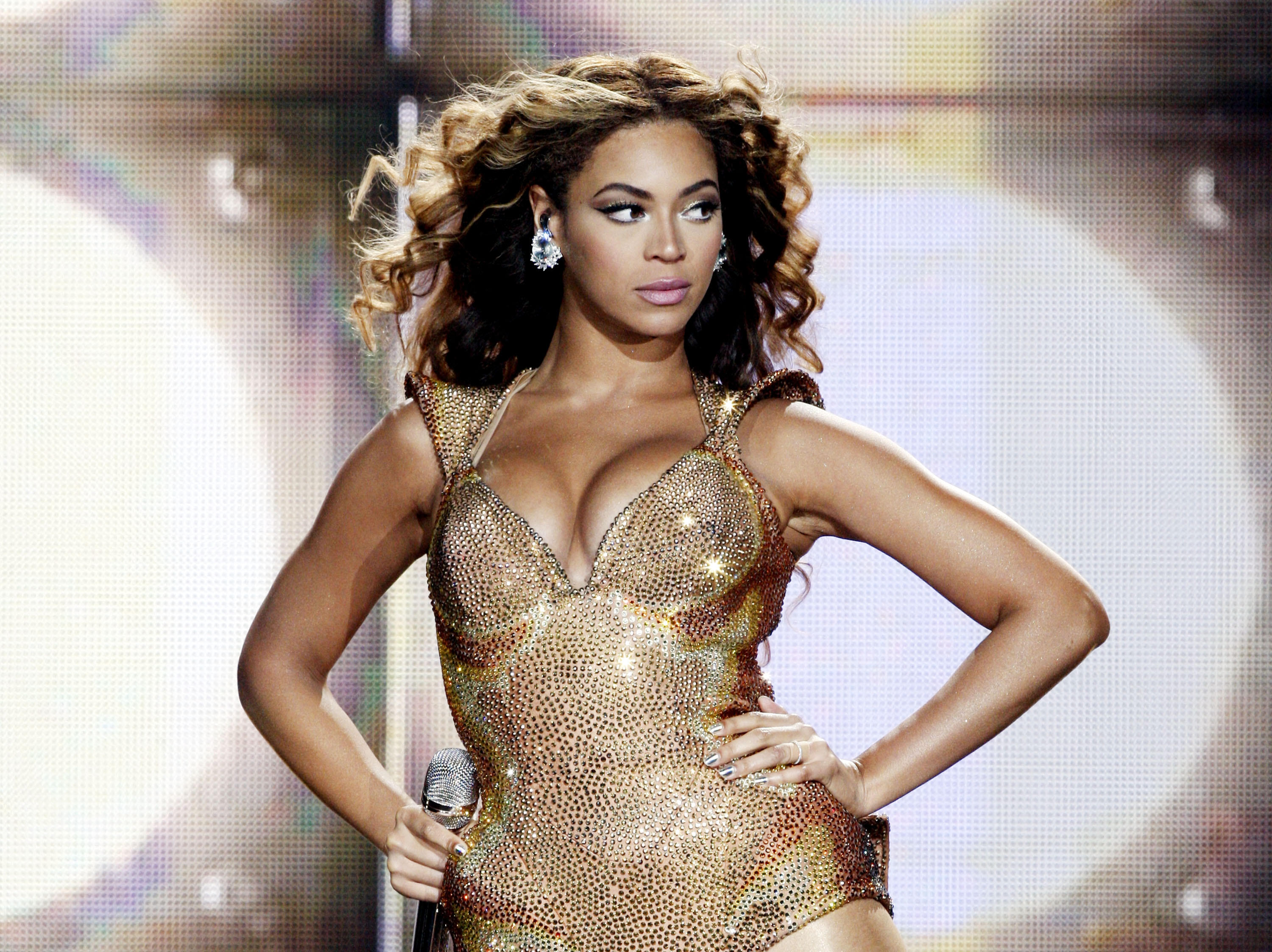 LOS ANGELES, CA - JULY 13:  Singer Beyonce performs at the Staples Center on July 13, 2009 in Los Angeles, California.  (Photo by Kevin Winter/Getty Images)