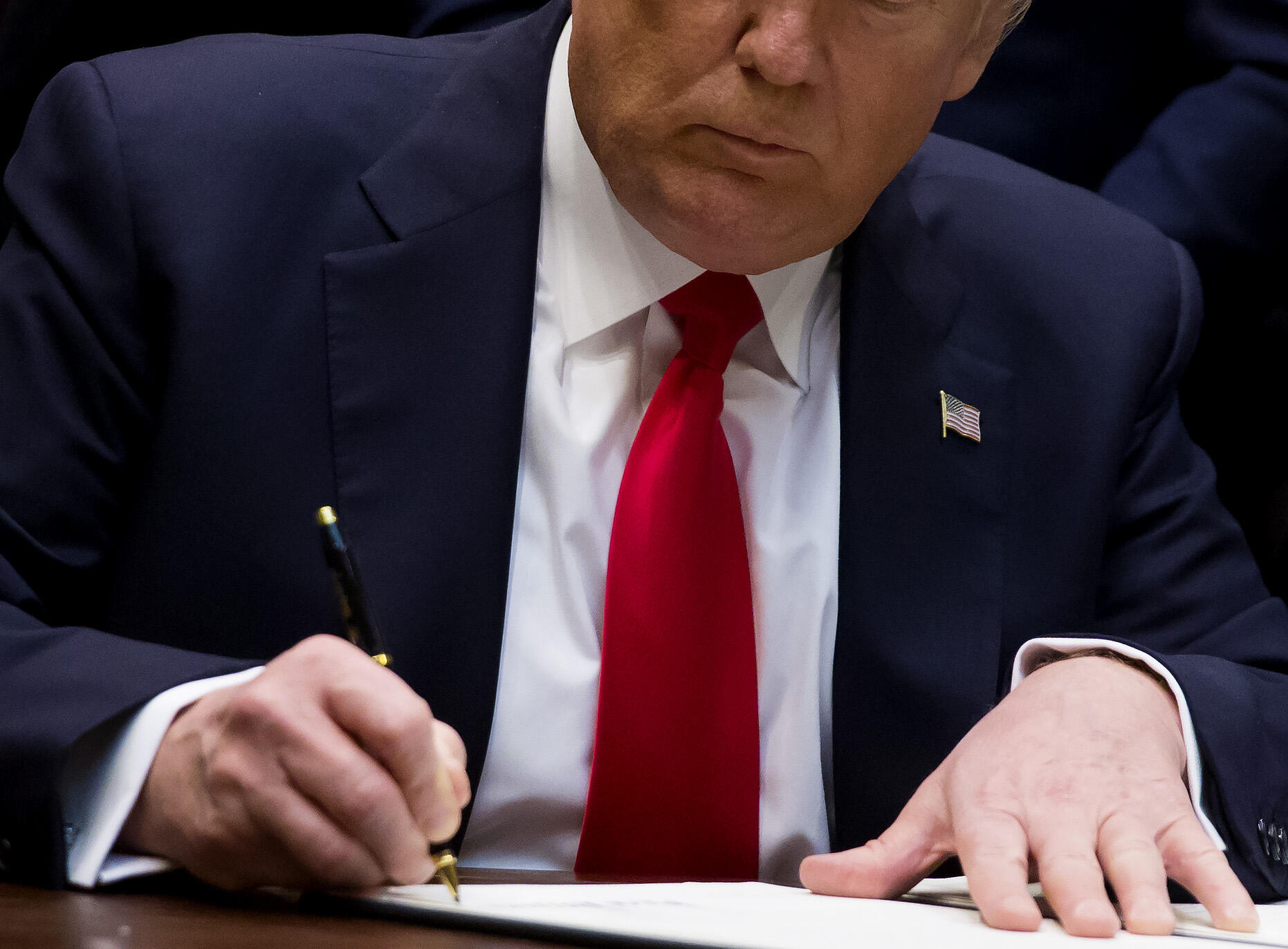 WASHINGTON, DC - APRIL 28: US President Donald Trump signs an executive order on implementing an America-First Offshore Energy Strategy in the Roosevelt Room at The White House on April 28, 2017 in Washington, D.C. (Photo by  Eric Thayer-Pool/Getty Images