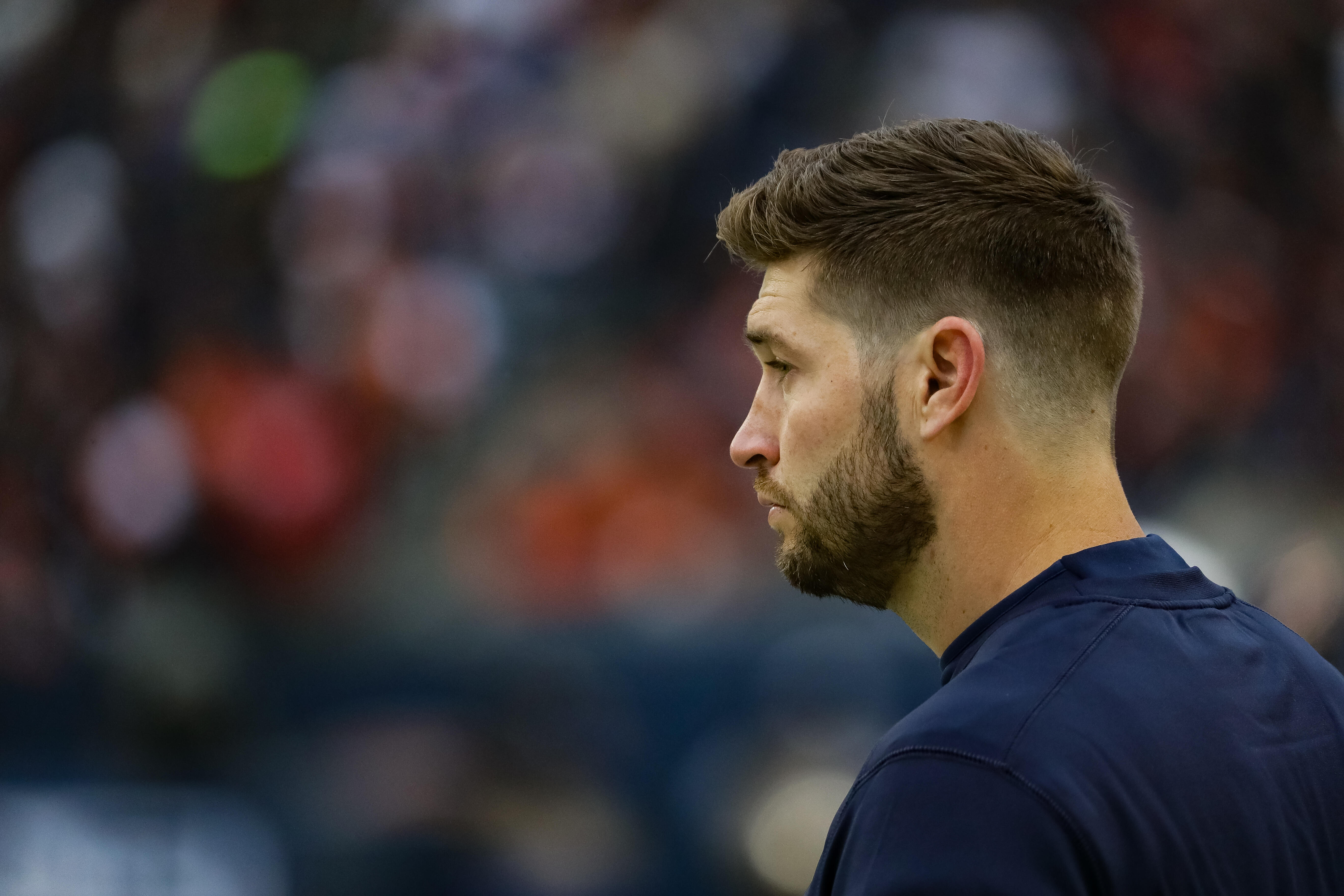 CHICAGO, IL - NOVEMBER 27:  Quarterback  Jay Cutler #6 of the Chicago Bears stands on the sidelines in the second quarter against the Tennessee Titans at Soldier Field on November 27, 2016 in Chicago, Illinois.  (Photo by Jonathan Daniel/Getty Images)