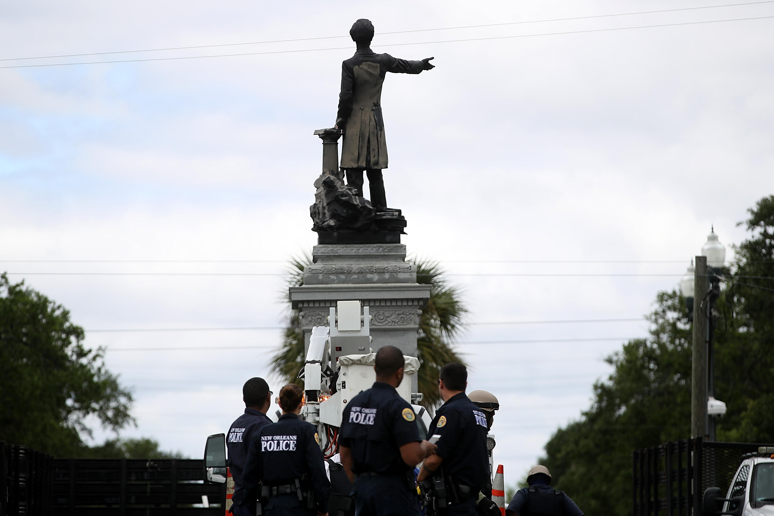Jefferson Davis Statue Comes Down - Thumbnail Image