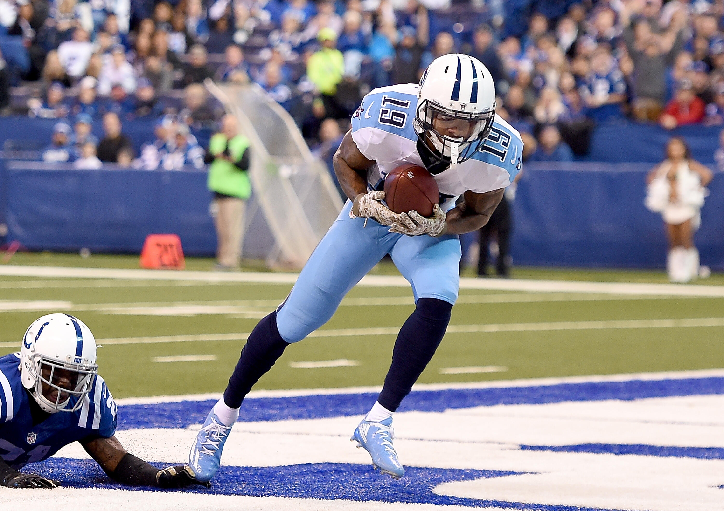 INDIANAPOLIS, IN - NOVEMBER 20:  Tajae Sharpe #19 of the Tennessee Titans catches a touchdown pass during the third quarter of the game against the Indianapolis Colts at Lucas Oil Stadium on November 20, 2016 in Indianapolis, Indiana.  (Photo by Stacy Rev