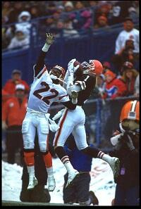 6 Dec 1992: CINCINNATI BENGALS DEFENSIVE BACK ERIC THOMAS #22 TRIES TO PREVENT CLEVELAND BROWNS WIDE RECEIVER MICHAEL JACKSON #1 FROM MAKING A CATCH DURING THE BROWNS GAME AT CLEVELAND STADIUM IN CLEVELAND, OHIO.