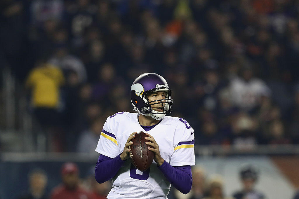 CHICAGO, IL - OCTOBER 31:  Sam Bradford #8 of the Minnesota Vikings looks to pass the ball during the first half against the Chicago Bears at Soldier Field on October 31, 2016 in Chicago, Illinois.  (Photo by Elsa/Getty Images)