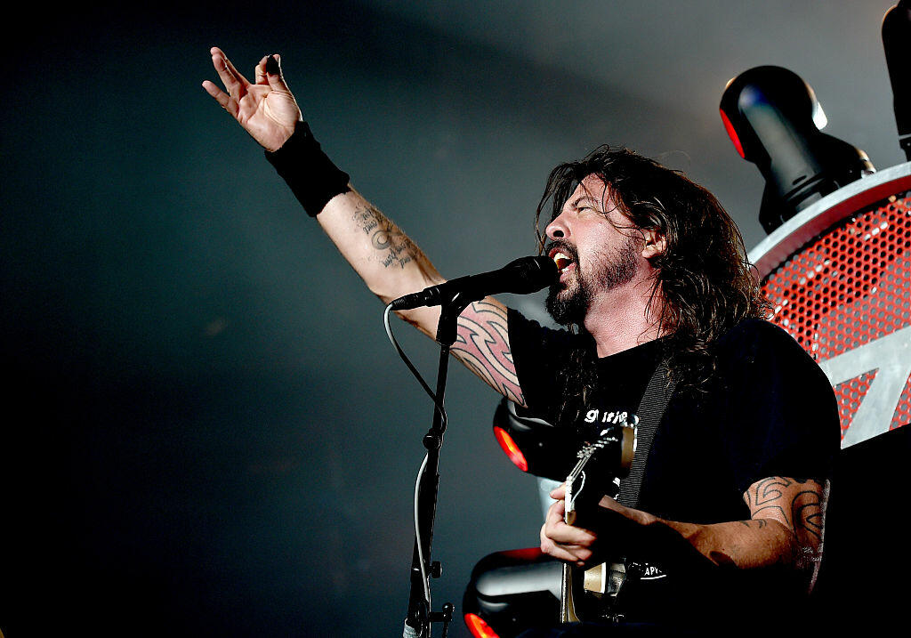 INGLEWOOD, CA - SEPTEMBER 22:  Musician Dave Grohl of the Foo Fighters performs at the Forum on September 22, 2015 in Inglewood, California.  (Photo by Kevin Winter/Getty Images)